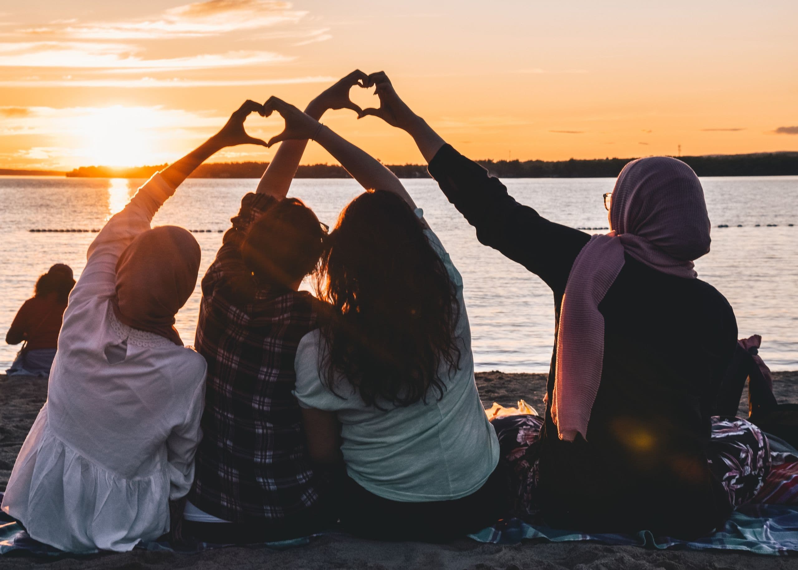 Menschen, die mit ihren Händen Herzen formen