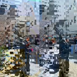 Beratung auf einem Schulhof