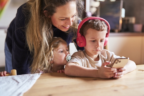 1 Illustration von Kindern am Sterbebett von Mutter/Vater