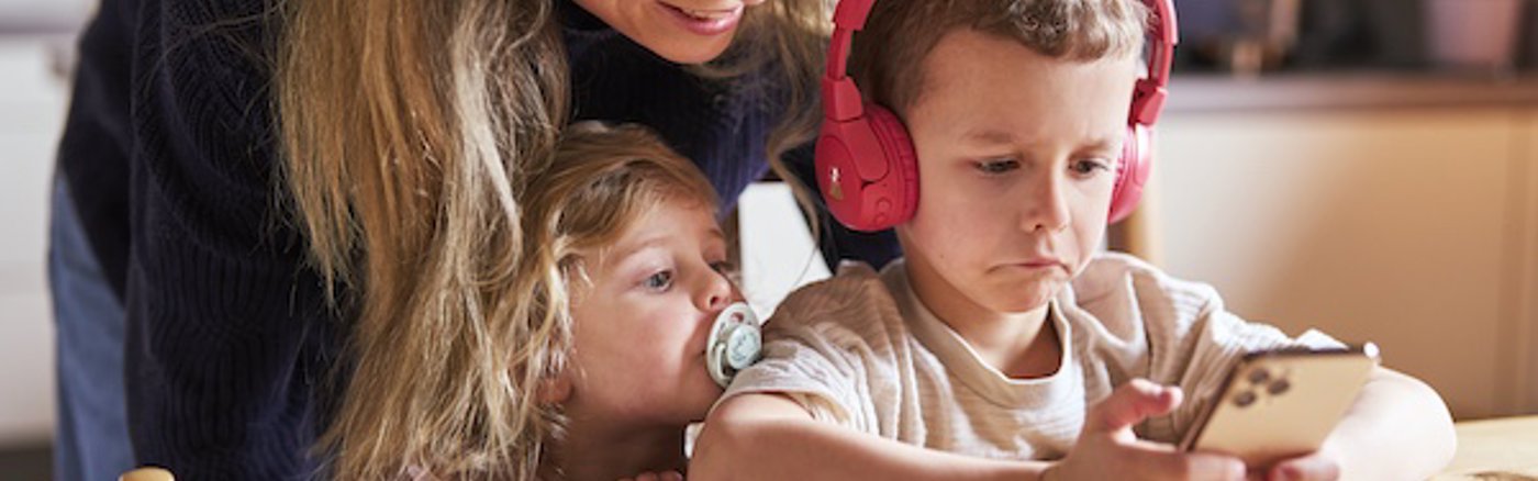 1 Illustration von Kindern am Sterbebett von Mutter/Vater